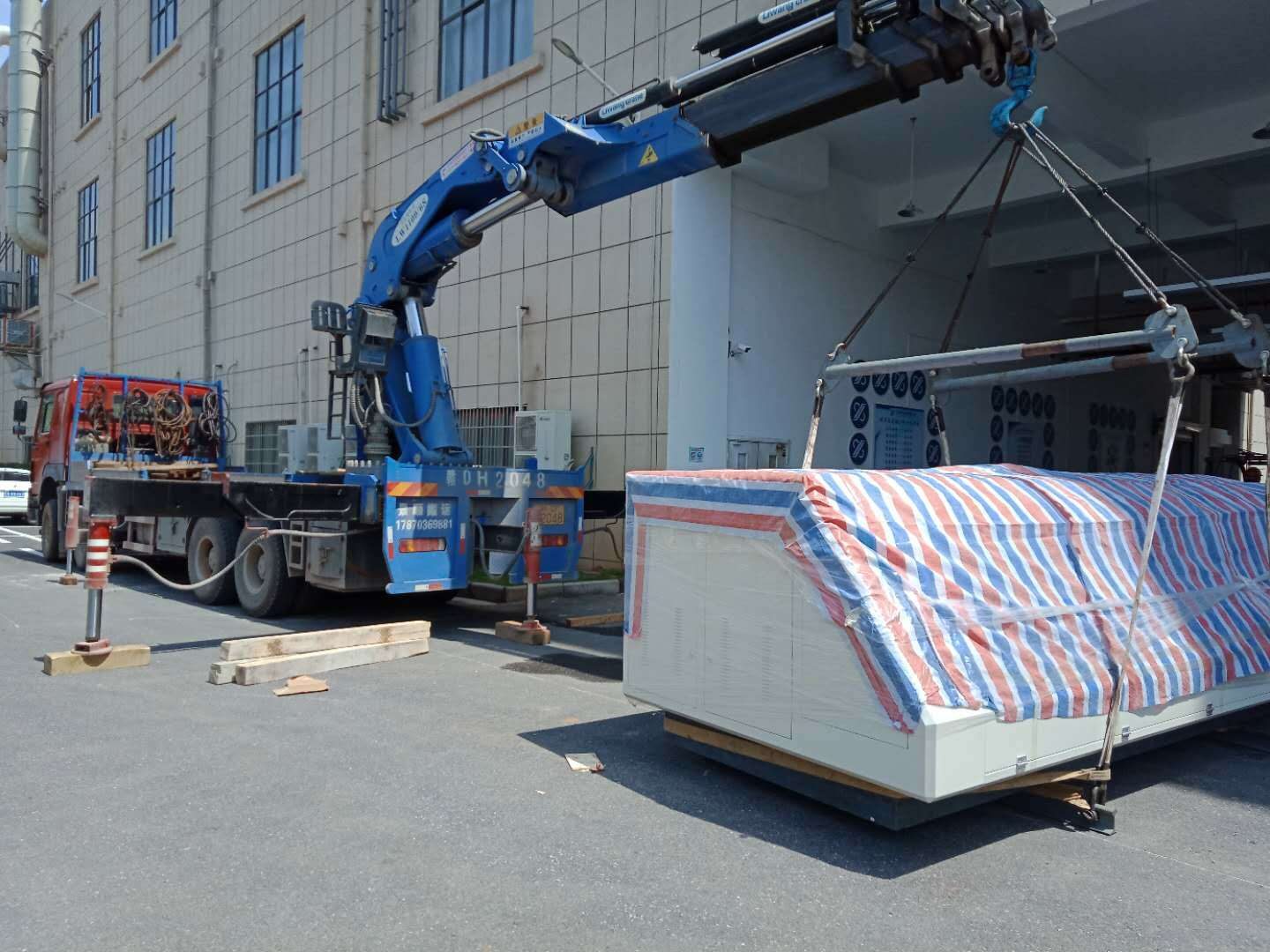 該如何做好大型設(shè)備搬運吊裝 該如何做好大型設(shè)備搬運吊裝